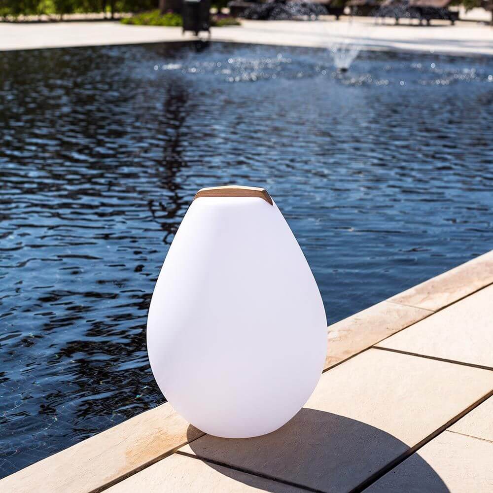 Moderne Akku LED-Dekolampe Vessel S mit Holzgriff am Wasserspiegel platziert, stilvolles Design für Innen und Außen.