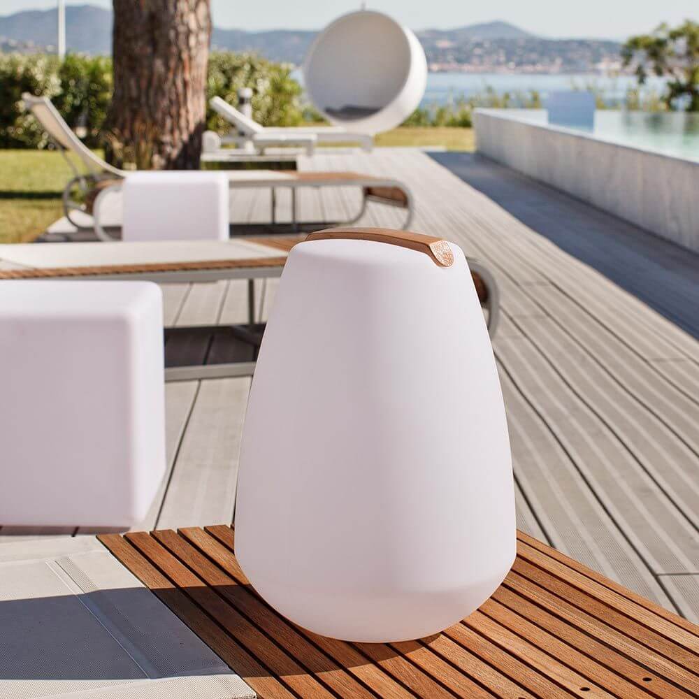 Akku LED-Dekolampe Vessel S mit Holzgriff in modernem Design, ideal für Innen- und Außenbereiche.