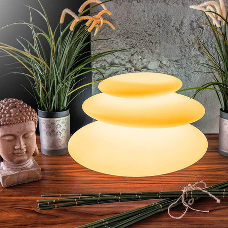 Akumulatorowa LED lampa dekoracyjna Zen z sterowaniem za pomocą aplikacji, w harmonijnym designie, rozświetla pomieszczenie miękkim światłem.