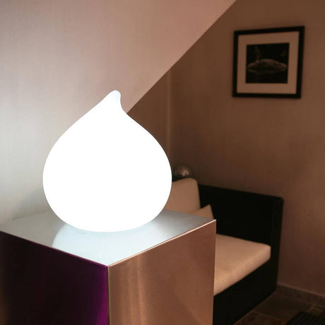 Lampada decorativa a batteria LED Dew con controllo tramite app, a forma di goccia, illuminata su un tavolo.