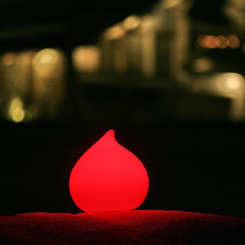Rote Akku LED-Dekoleuchte Dew in Tropfenform, erzeugt stimmungsvolles Licht im Außenbereich.