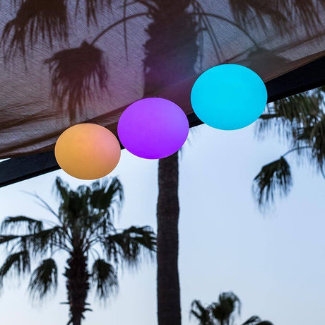 Akumulatorowa lampa LED Flatball z aplikacją w kolorach tęczy dla pięknej atmosfery w ogrodzie.