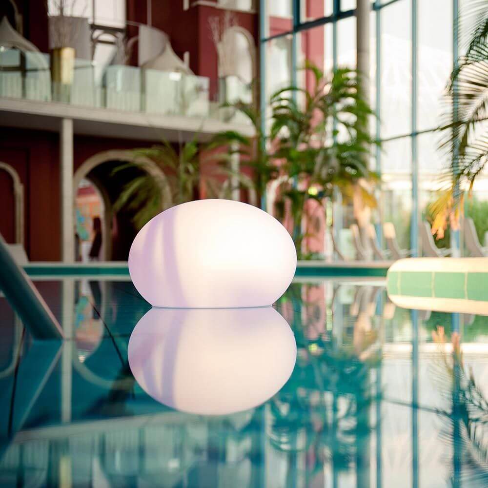 Akku LED-Designleuchte Flatball am Pool, bruchfest, witterungsbeständig und schwimmfähig, ideal für Garten und Terrasse.
