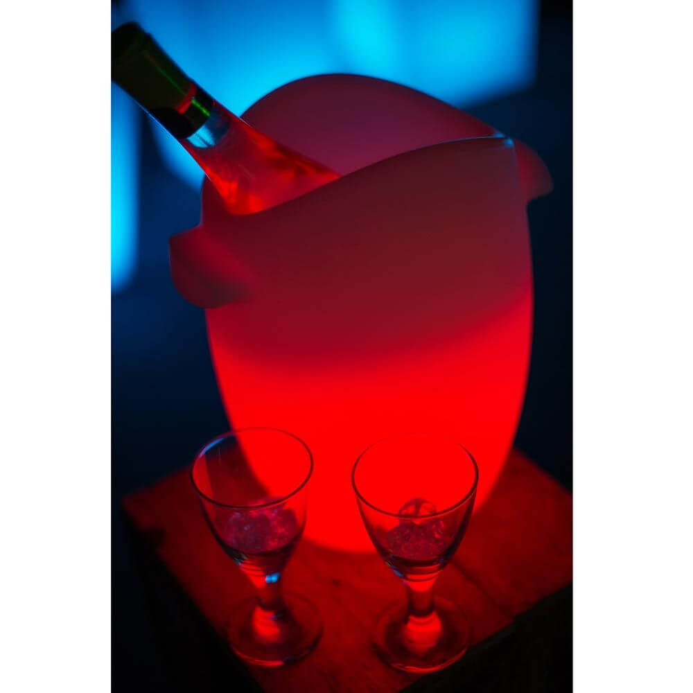 Leuchtender Akku LED-Flaschenkühler Fresh mit Flasche, daneben zwei Gläser, stimmungsvolle Atmosphäre.