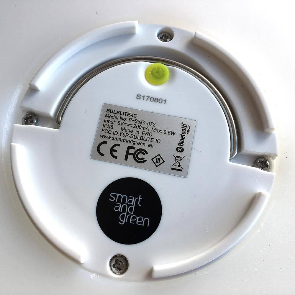 Unterseite eines Akku LED-Flaschenkühlers mit Bluetooth-Modul und Marke Smart and Green.