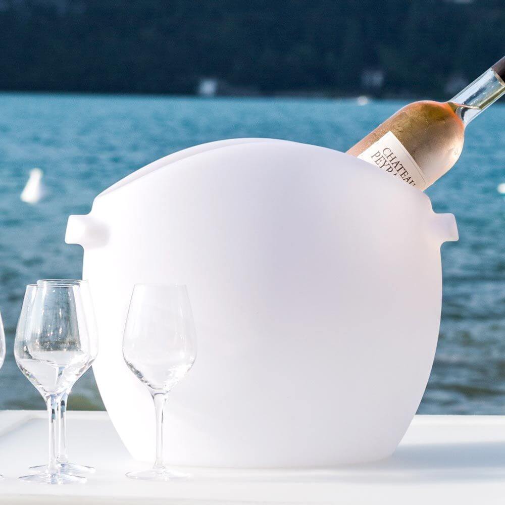 Akku LED-Flaschenkühler So Fresh mit Flasche und Gläsern am Wasser, modernes Design für Partys.