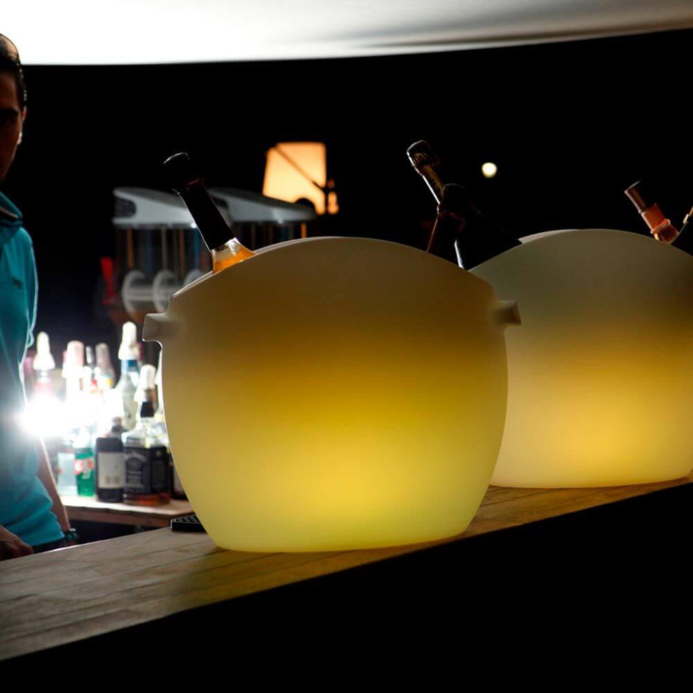 Akku LED-Flaschenkühler SO FRESH mit zwei Flaschen, modernes Design, App-Steuerung, ideale Partyausstattung.