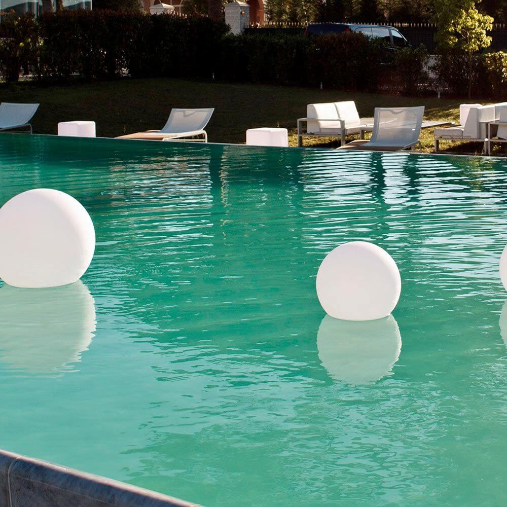 Schwimmende Akku LED-Lichtkugeln im Pool, moderne Beleuchtung für Entspannung und Wohlbehagen.