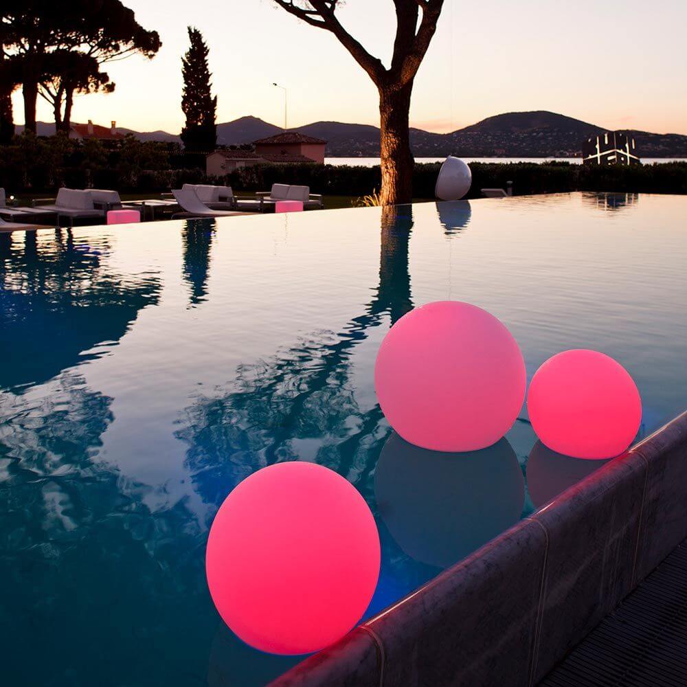 Akku LED-Lichtkugel Ball 35cm in Pink, schwimmend im Pool, sorgt für entspannende Atmosphäre und harmonisches Licht.