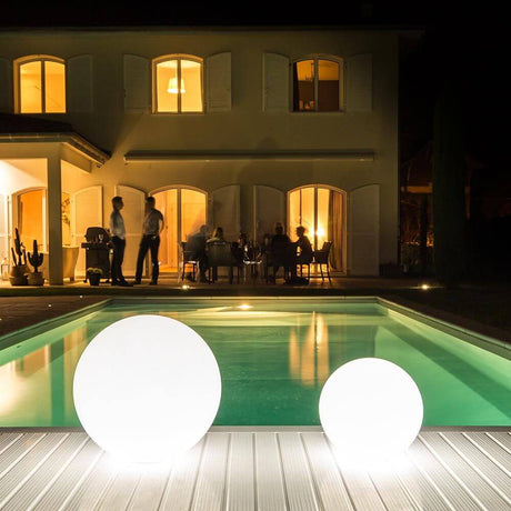 Sfera luminosa a batteria LED Ball 35 cm con controllo tramite app, garantisce un’illuminazione d’atmosfera a bordo piscina di notte.
