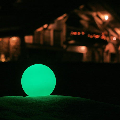 Sfera luminosa a batteria LED Ball 35 cm con controllo tramite app, brilla di verde al buio e crea un’atmosfera rilassante.