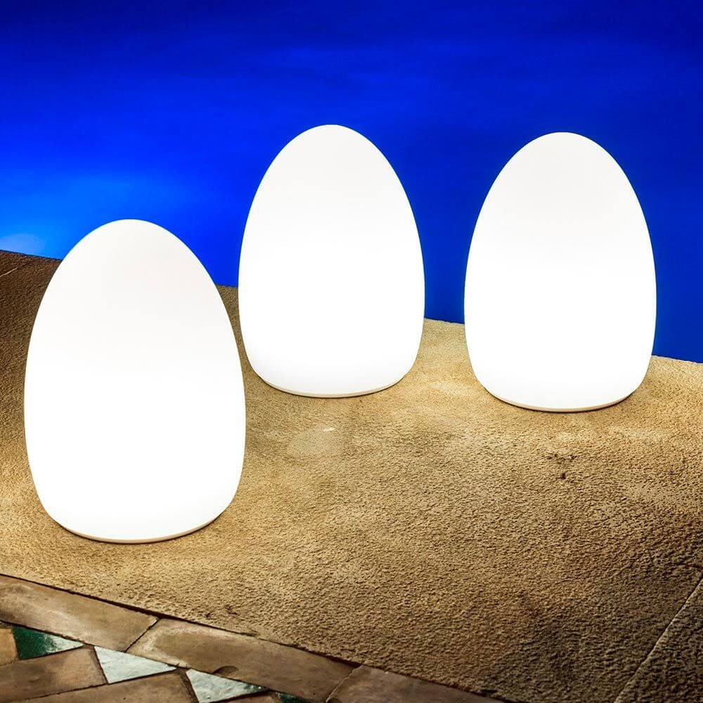 Lampada da tavolo LED Egg con batteria e controllo tramite app in un design moderno e con luce d'atmosfera sul tavolo.