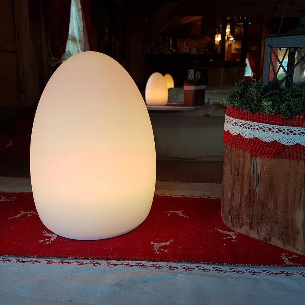 Lampada da tavolo LED Egg con batteria e controllo tramite app in un ambiente accogliente.