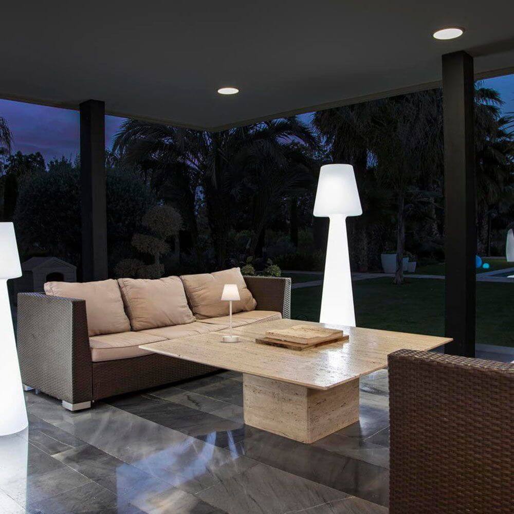 Akku LED-Tischleuchte Lola auf einer stilvollen Terrasse, perfekt für Innen- und Außenbereiche.