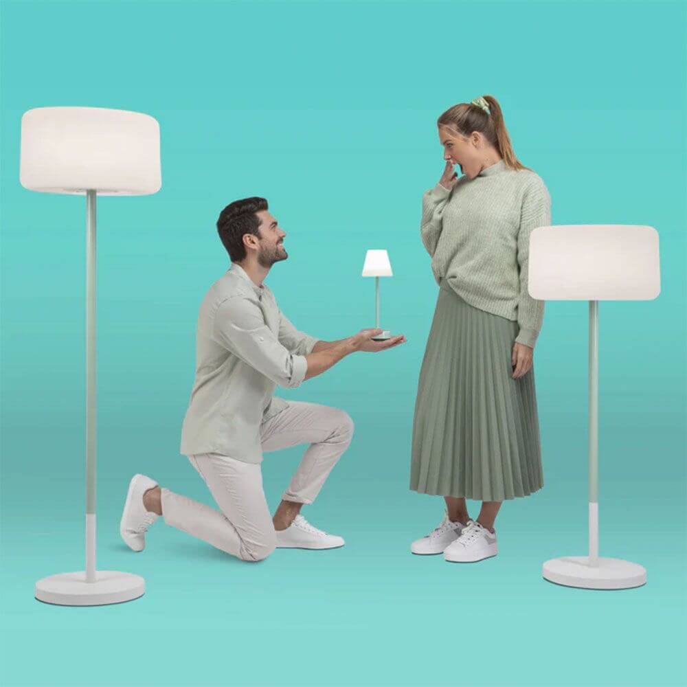 Moderne Akku LED-Tischleuchte Lola in ansprechendem Design, ideal für Innen- und Außenbereiche.