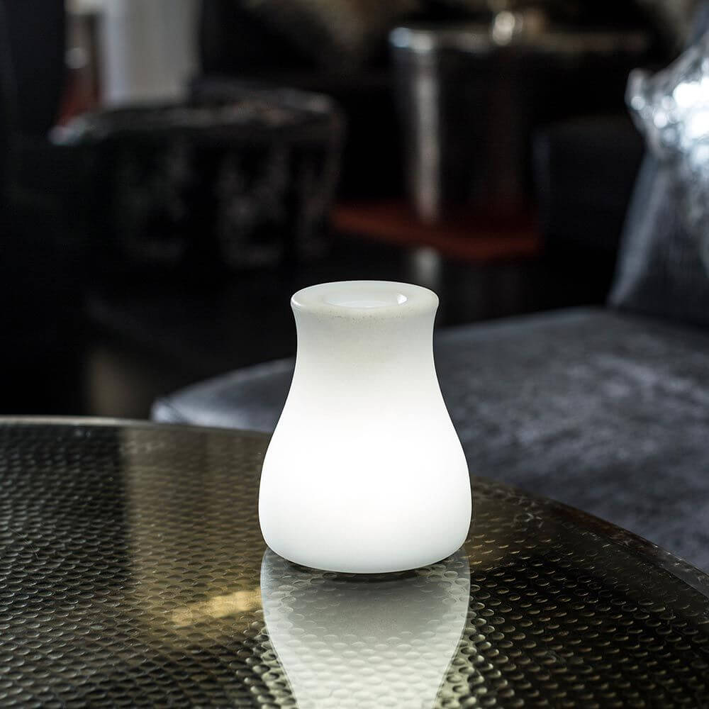 Akku LED-Tischvase Olio mit App-Steuerung auf einem Tisch, perfekt für Blumen und stimmungsvolles Licht.
