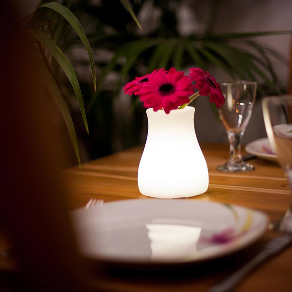 Akku LED-Tischvase Olio mit App-Steuerung, beleuchtet mit Blumen auf einem Ess Tisch, stilvolle Tischdekoration.