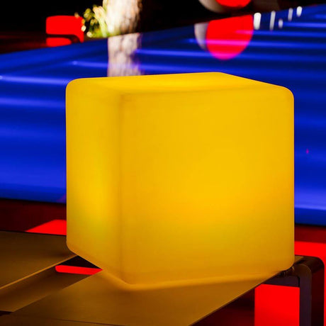 Cubo a batteria LED Big-Cube 43 cm con controllo tramite app in giallo vivace come oggetto di design dal look elegante.