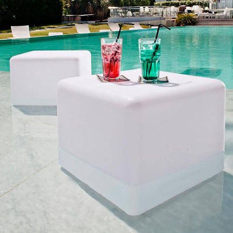 Cubo a batteria LED Big-Cube 43 cm con controllo tramite app come elegante tavolino nell’area piscina.