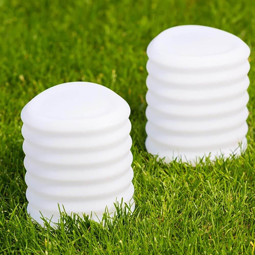 Akku-Lampion aufhängbare LED-Designleuchte mit App-Steuerung auf grünem Rasen, zwei helle Lampen-Dekorationen.