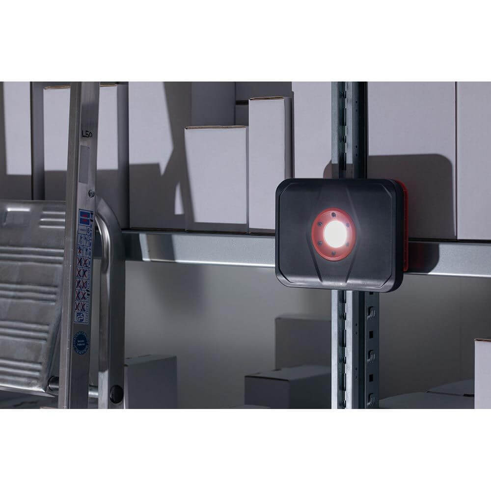 Akkulampe Worklight Schwarz, Rot IP65 an Regalwand, ideal für Outdoor-Arbeiten und als Powerbank.
