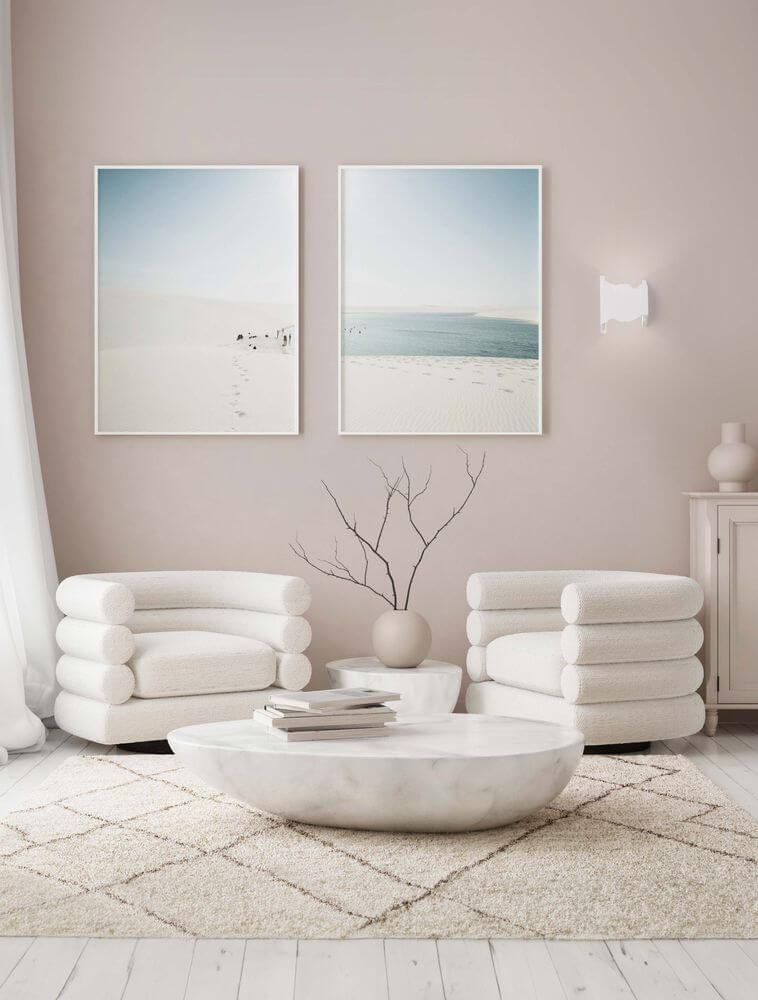 Alas LED Wandleuchte 3000K in modernem Wohnzimmer mit minimalistischer Einrichtung und Kunstwerken.