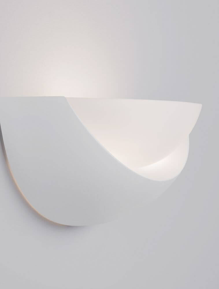 Alas Wandleuchte E14 an einer Wand montiert, modernes und elegantes Design in Weiß.