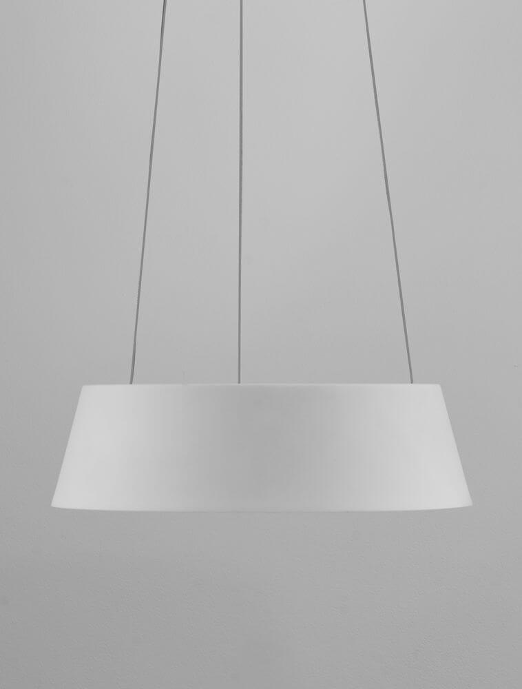 Alba LED Pendelleuchte Ø 42cm 3000K in klassischer Form mit größerem Schirm für stilvolle Beleuchtung.