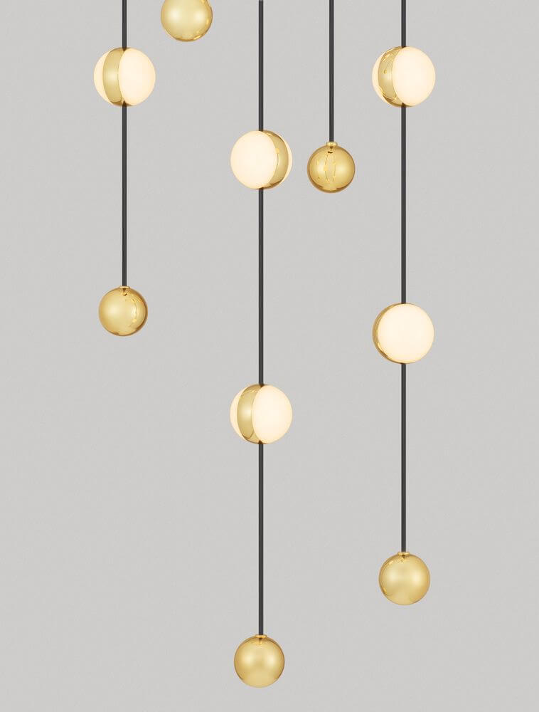 Alcinoe LED Pendelleuchte Ø 38cm in eleganten goldenen Kugeln an schwarzen Drähten.