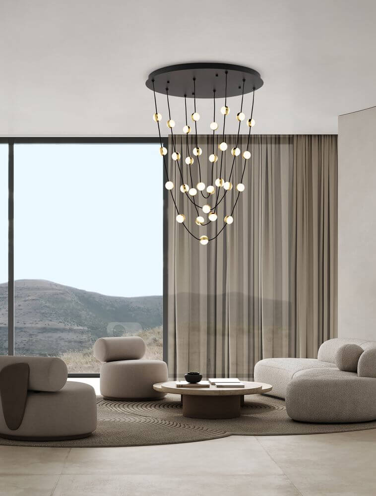 Alcinoe LED Pendelleuchte Ø 84cm in modernem Wohnraum mit hellem Licht.