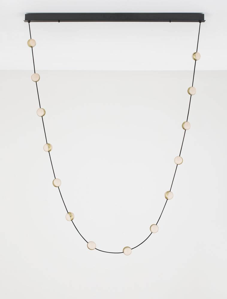 Alcinoe LED Pendelleuchte 3000K Schwarz, Gold mit eleganter Hängedekoration aus Metall und Charm in modernem Design.