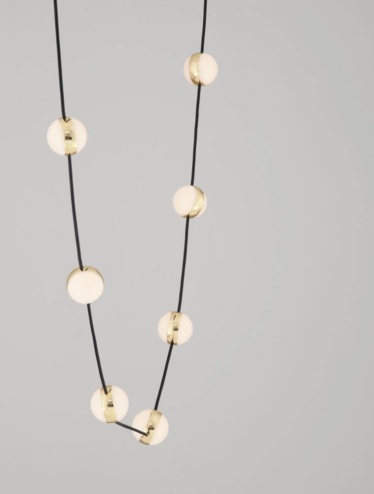 Alcinoe LED Pendelleuchte 3000K Schwarz, Gold mit modernen, goldenen und weißen Kugeln.