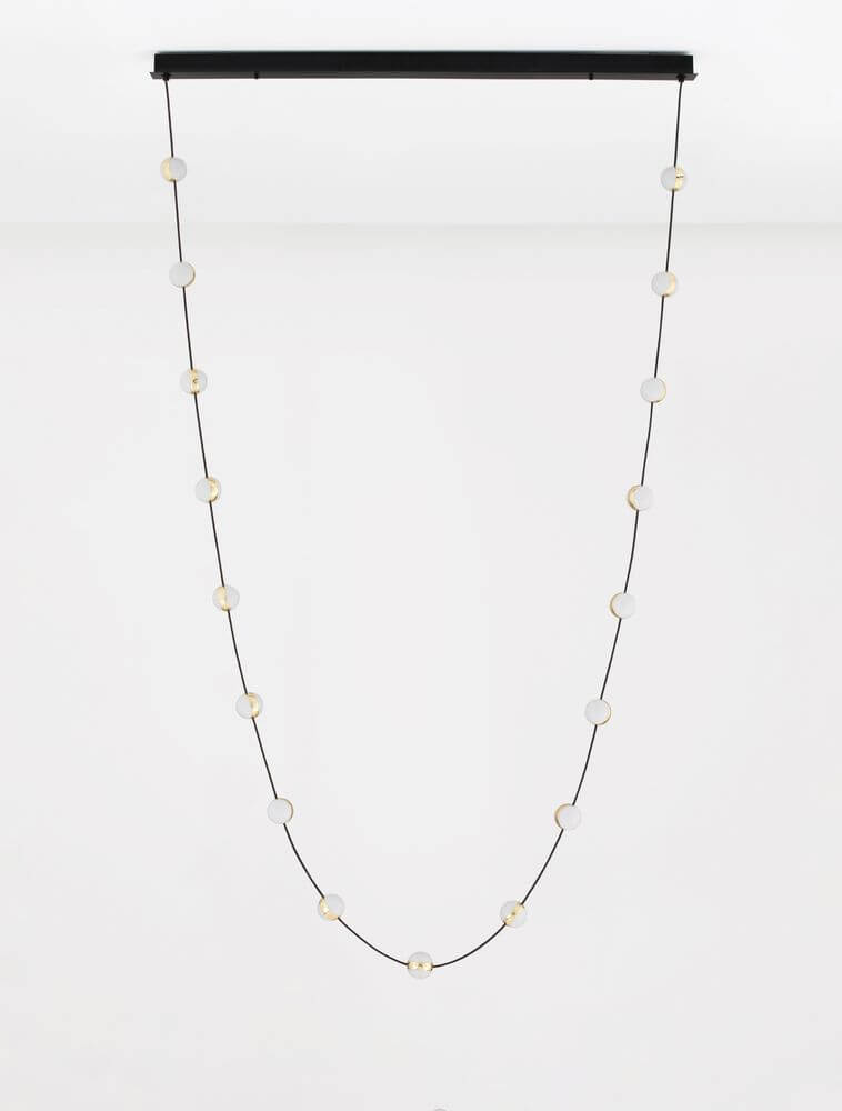 Alcinoe LED Pendelleuchte 3000K Schwarz, Gold – elegante Pendelleuchte mit schwarzem Metall und goldenen Akzenten.