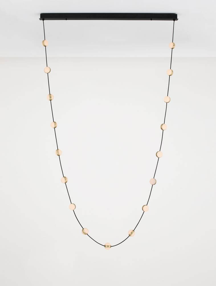 Alcinoe LED Pendelleuchte 3000K Schwarz, Gold mit eleganten Lichtakzenten und modernem Design.