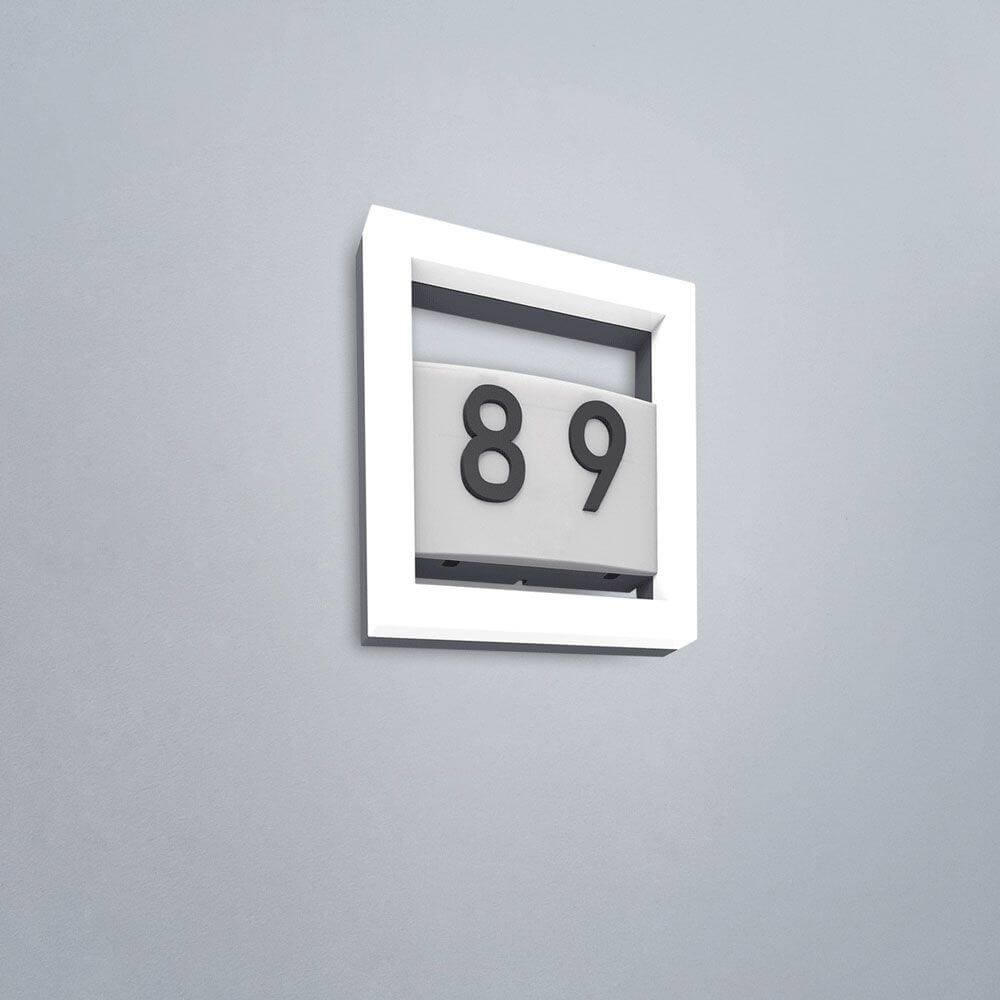 Hausnummer 89 in anthrazit mit moderner LED-Außenwandleuchte in minimalistischen Design auf grauer Wand.