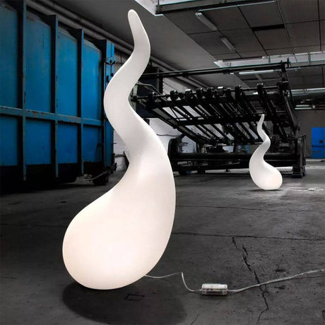 Lampada da terra Alien XL 111 cm Liquid-Light bianca in un ambiente moderno con luce soffusa.