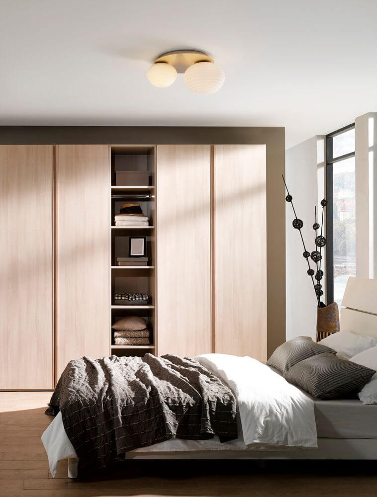 Allen Deckenleuchte 2-flammig in modernem Schlafzimmer mit Holzschrank und Bett.