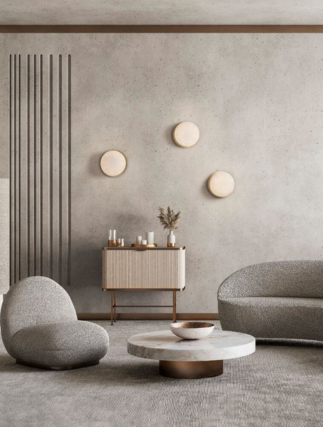 Conception intérieure cosy avec mobilier moderne, canapé gris et table ronde en marbre.