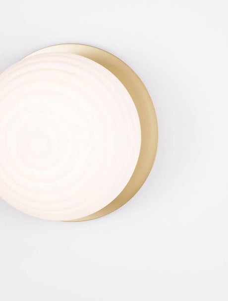 Plafonnier Allen E27 or, blanc au design moderne avec verre opalin et support doré.
