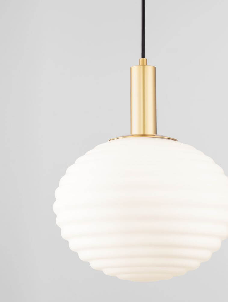Allen Pendelleuchte E27 Gold, Weiß mit mattem Opalglas und goldfarbenem Sockel.
