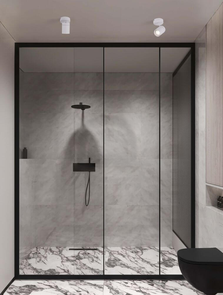 Alma Deckenleuchte GU10 IP44 in modernem Badezimmer mit Glasdusche und marmornem Boden.