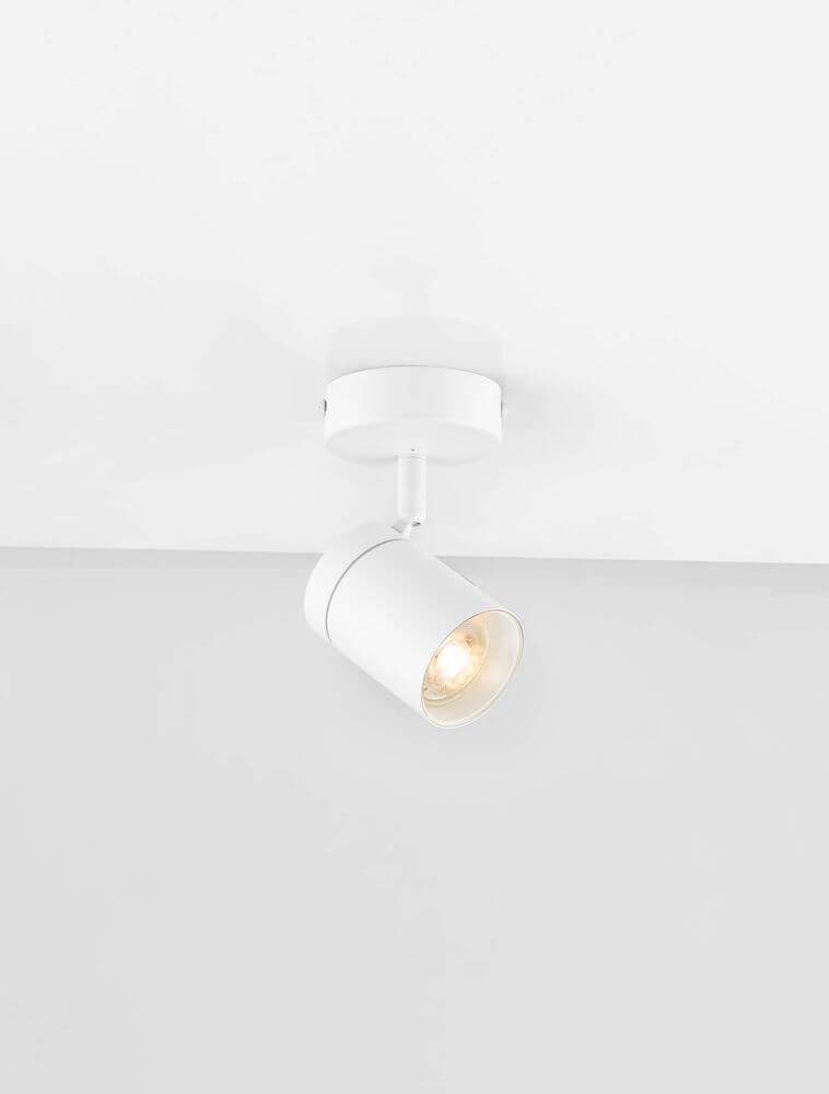 Alma Deckenleuchte GU10 IP44 in weißer Farbe mit modernem Design an der Decke montiert.