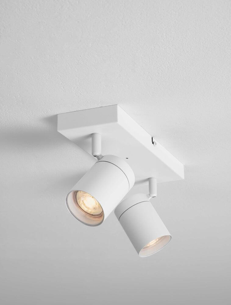Alma Deckenleuchte GU10 2-flammig IP44 mit zwei weißen Lampenschirmen an der Decke montiert.