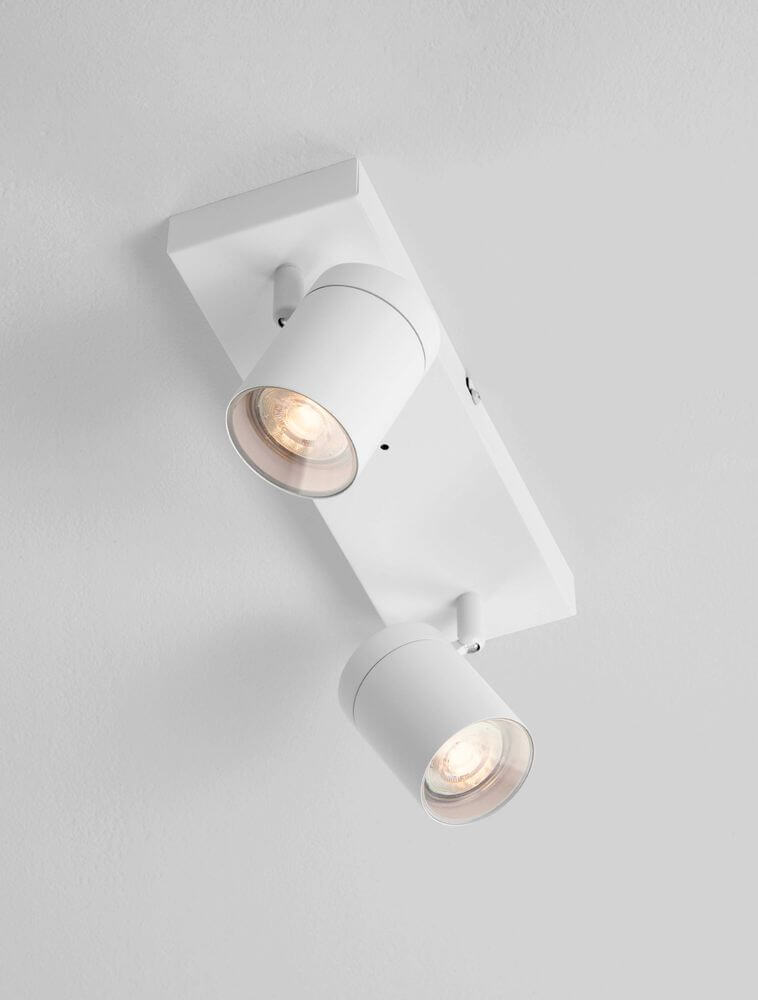 Alma Deckenleuchte GU10 2-flammig IP44 an einer weißen Decke montiert, ideal für moderne Räume.