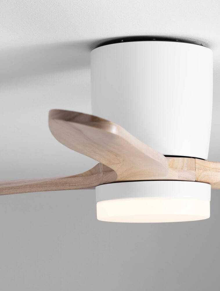 Aloa LED Ventilator Ø 132cm mit weißen Oberflächen und Holzblättern, ideal für modernes Wohndesign.
