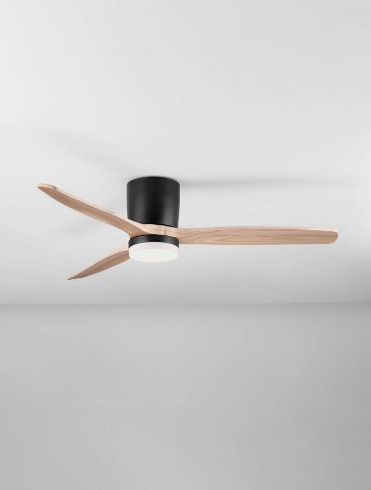 Aloa LED Ventilator Ø 132cm mit Holzblättern und modernem schwarzen Gehäuse für harmonische Luftzirkulation.