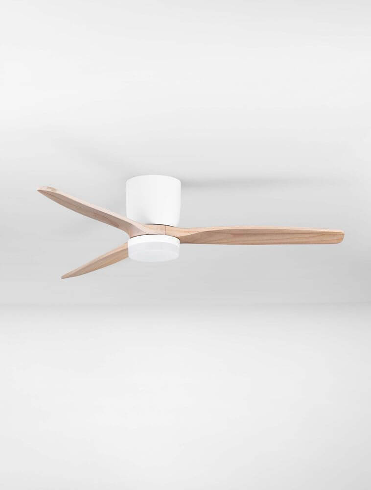 Aloa LED Ventilator Ø 132cm mit modernem Design und Holzblättern auf weißem Hintergrund.