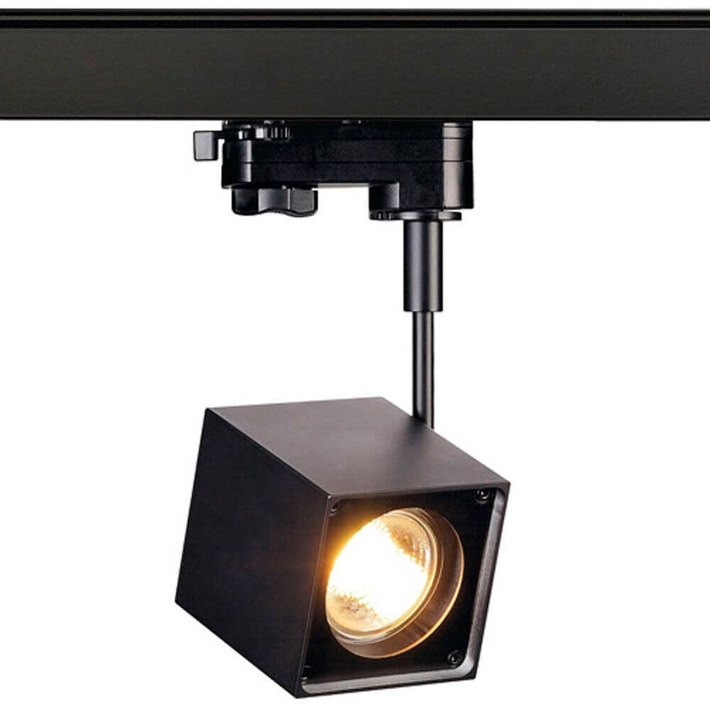 Altra Dice Spot inkl. 3P.-Adapter eckig GU10 max. 50W Schwarz beleuchtet in einem modernen Raum.