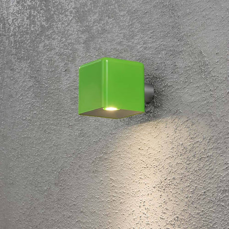 Amalfi LED applique murale d’extérieur avec transformateur 12V vert sur une surface murale.