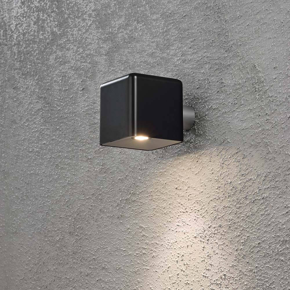 Schwarze Amalfi LED Außen-Wandleuchte mit Trafo 12V, modern an einer grauen Wand montiert.